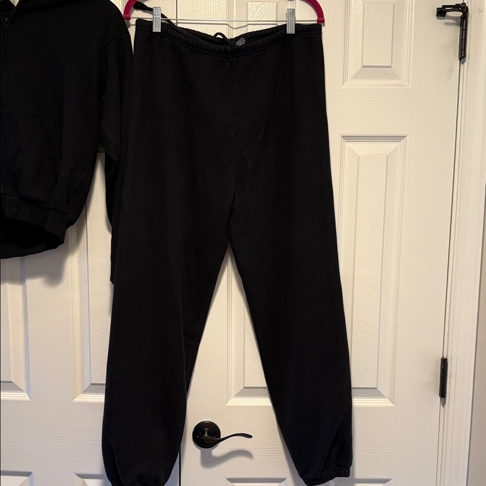 SKIMS Black Jogger and Zip Up Hoodie Matching Set - Picture 2 of 7
